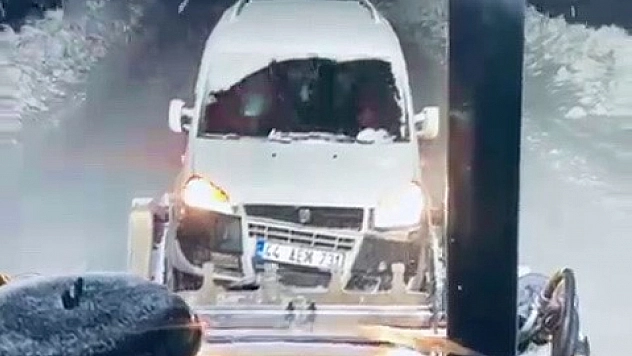 Mahsur kalan araçlar kurtarıldı