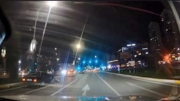 Makas atarken otomobile arkadan çarptı...