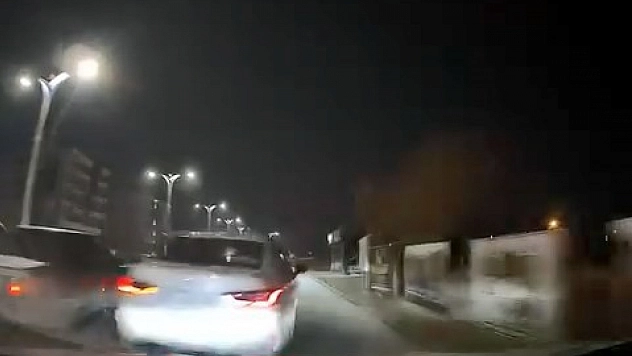 Makas atıp araca çarptı