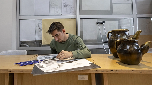 Asrın felaketinde kolunu ve bacağını kaybetti! Resimle hayata tutundu