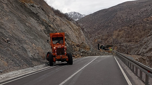 Malatya'da heyelan: Ulaşım yeniden sağlanıyor...