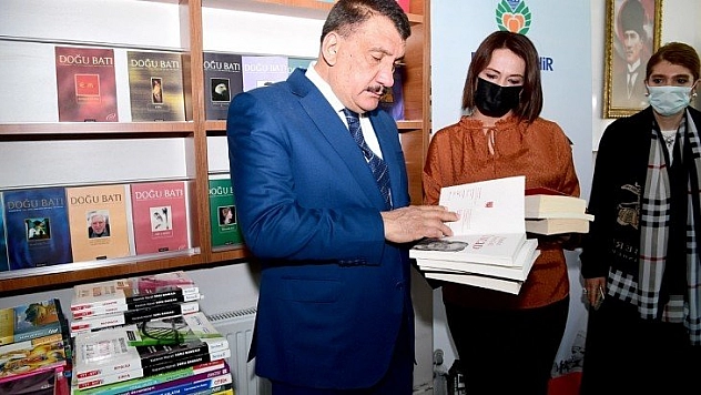 'Bir kitap ta sen bağışla'