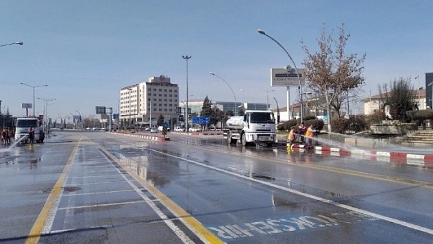 Caddeler yıkanıyor