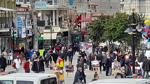 Caddelerde tıklım tıklım