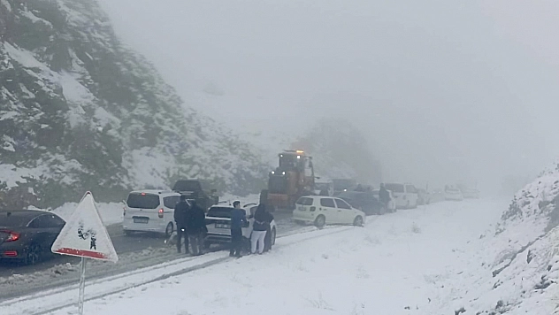 Malatya–Çelikhan Yolunda Yoğun Kar ve Tipi Ulaşımı Felç Etti