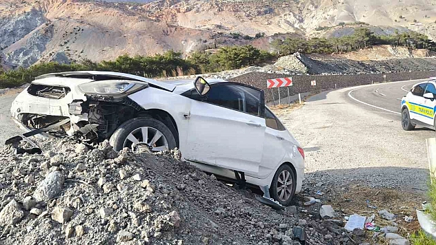 Malatya-Adıyaman yolunda kaza: Otomobil toprak yığınına çarptı!