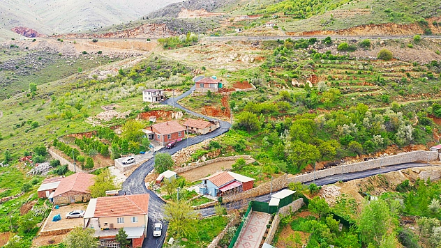Malatya'da 10 kilometrelik yol sıcak asfaltla yenilendi