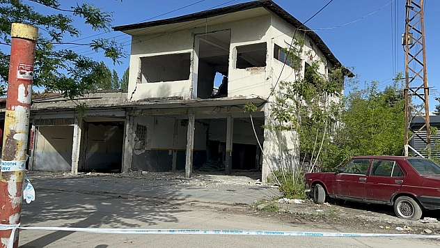 Malatya'da 2 katlı bina balyoz darbeleriyle çöktü