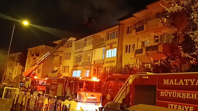 Malatya'da 4 katlı binanın çatısında yangın çıktı