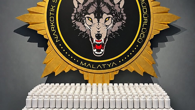 Malatya'da narkotik operasyonu: Evlerde arama yapıldı, binlerce hap yakalandı!