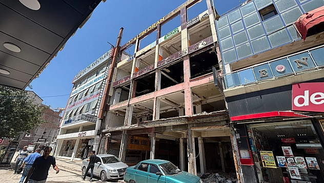 Malatya'da ağır hasarlı binalar tehlike saçıyor! 60 yıllık tarihi Pasaj yıkılmayı bekliyor…
