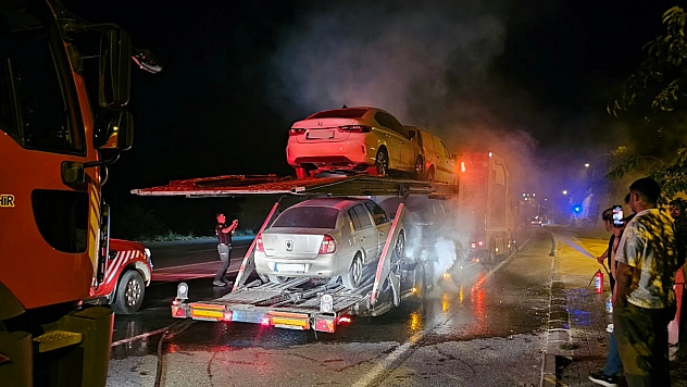 Malatya'da araç taşıyan tır alev aldı