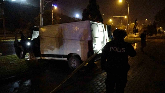 Çevre yolunda kaza: Minibüs direğe çarptı: 18 yaşındaki genç öldü