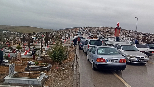 Malatya'da bayram sabahı hüzne döndü: Deprem şehitliğinde gözyaşı