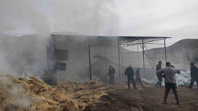 Malatya'da yangın paniği: Samanlık alevlere teslim oldu