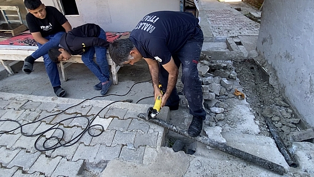 Malatya'da beton kırıldı! Boru kesildi! Yavru kedi kurtarıldı
