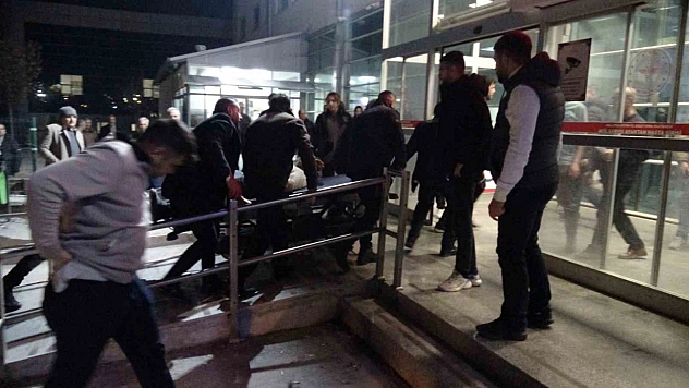 Malatya'da Polis Merkezi önünde bıçaklar çekildi: 3 yaralı