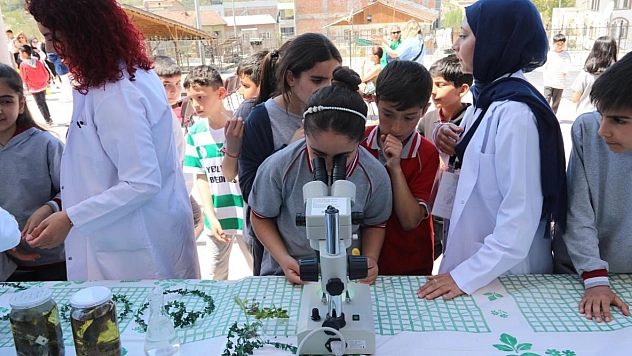 Malatya'da Bilim Rüzgarı: Minik Mucitler Deneylerle Buluştu!