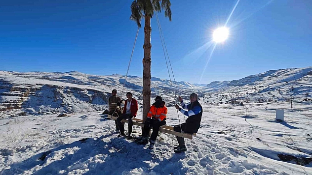 Malatya'da 1.600 Rakımda İlginç Eğlence! Kar Üzerinde Yaptıkları Şaşırttı
