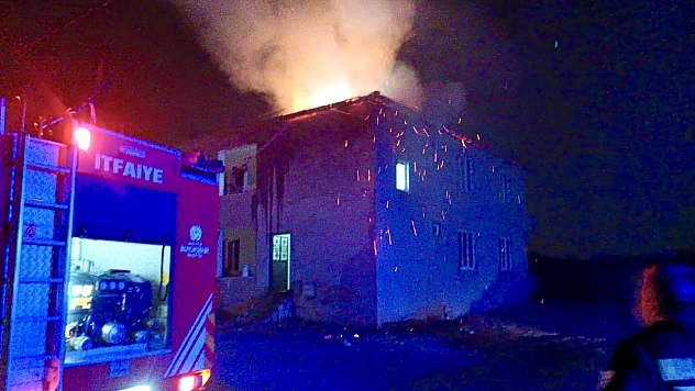 Malatya'da bina çatısı alev aldı