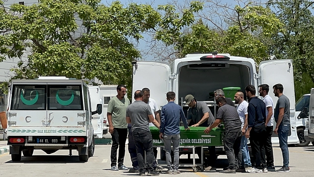 Malatya'da bir aile yan yana toprağa verildi