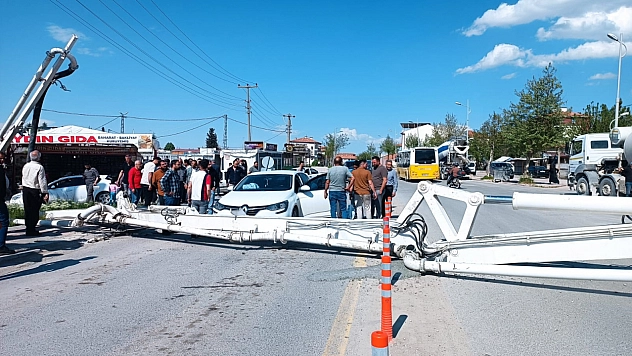 Malatya'da beton pompası yola devrildi: Faciaya ramak kaldı!
