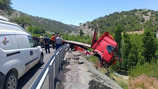 Malatya-Adıyaman yolunda kaza: Bariyerlerde asılı kaldı