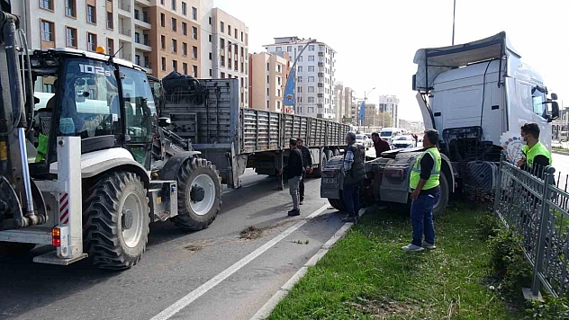 Malatya'da çekici refüje çıkarak durabildi! Trafik felç oldu...