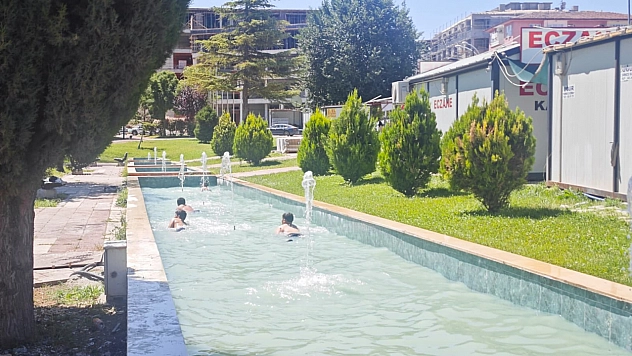 Malatya'da çocuklar süs havuzunda serinliyor…