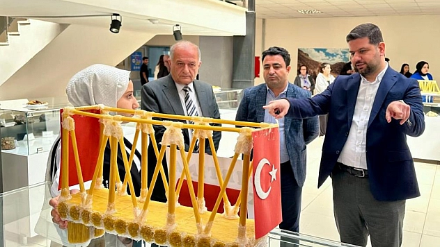Malatya'da çubuk makarna ile mühendislik şovu