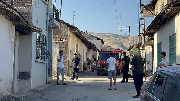 Malatya'da depremde 2 katlı evin duvarı çöktü