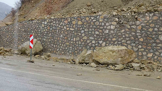Malatya Arapgir–Kemaliye yolunda heyelan paniği