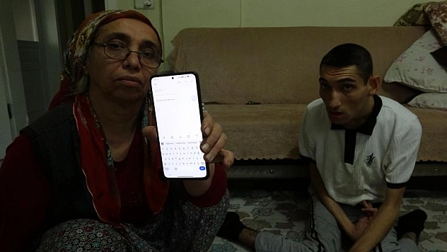 Malatya'da engelleri burnuyla aştı: Okul yüzü görmedi, telefonuyla şiir yazıp faturalarını ödüyor