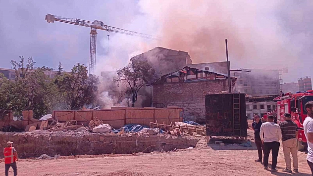 Malatya'da korkutan yangın: Ev kullanılamaz hale geldi