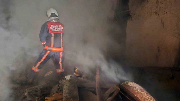 Malatya'da korkutan yangını: Ev küle döndü