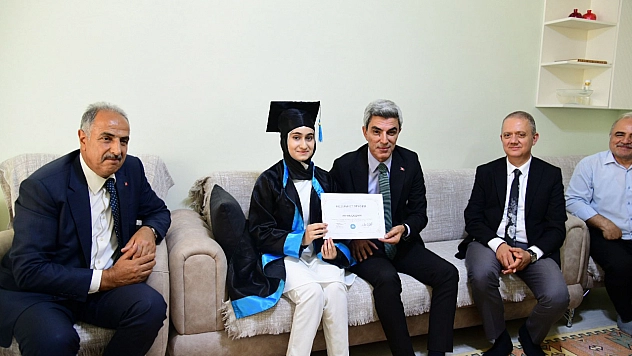 Malatya'da evde eğitim gören Hatime'ye karnesini Müdür Bakır verdi