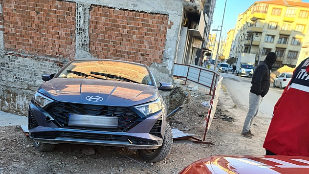 Malatya'da faciaya ramak kaldı! Otomobil inşaat temelinin ucunda asılı kaldı