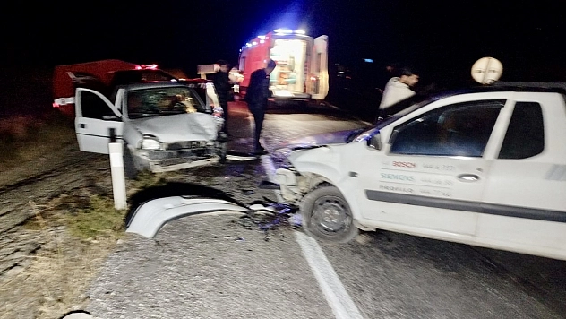 Malatya'da feci kaza! İki otomobil kafa kafaya çarpıştı