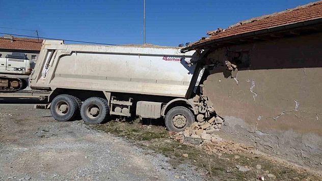 Freni boşalan hafriyat kamyonu eve girdi: 1 yaralı