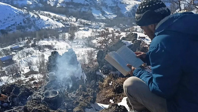 Malatya'da genç üretici: Merada hayvan, elde kitap