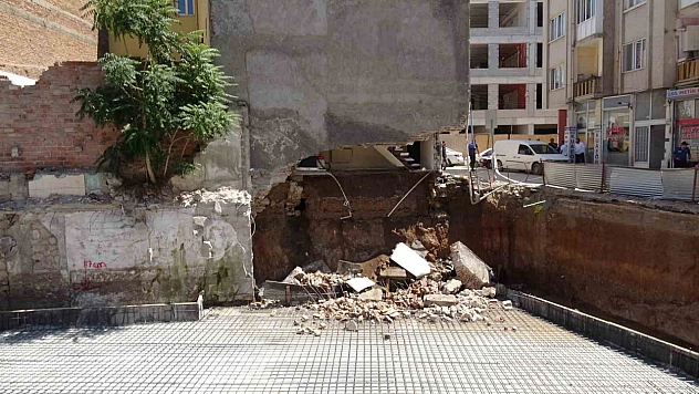Malatya'da temeli göçen bina her an yıkılabilir! Cezmi Kartay caddesi trafiğe kapatıldı