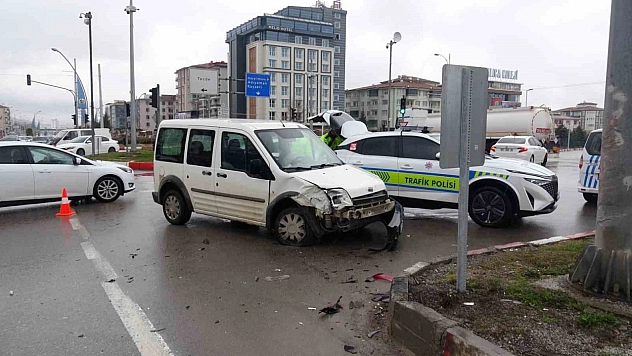 Fahri Kayahan Kavşağında Kaza: 2 Yaralı
