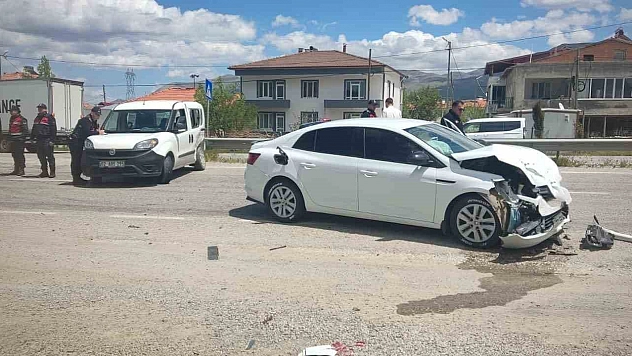 Ticari araç ile otomobil çarpıştı: 2 yaralı
