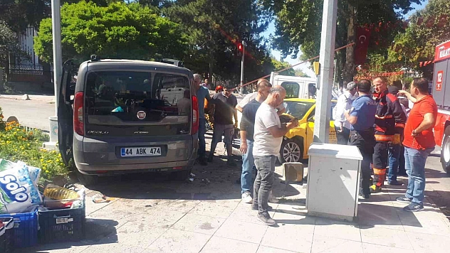 İki otomobil çarpıştı: 6 yaralı