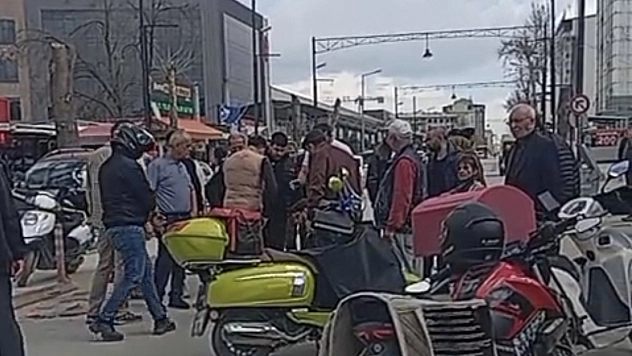 Malatya'da Hareketli Anlar: Motokurye Otomobille Çarpıştı!