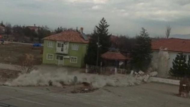 Hasarlı minare kontrollü yıkıldı