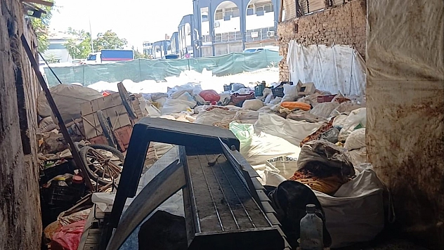 Malatya'da Hindistan'ı aratmayan görüntü: Hurdaların arasında kayısı depolamışlar!