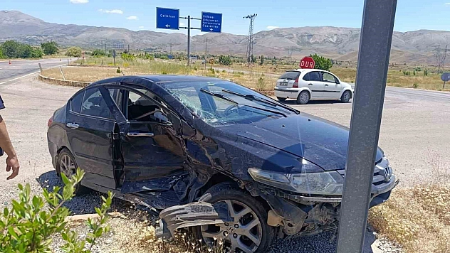 Malatya'da kavşakta çarpıştılar: 2 sürücü yaralandı