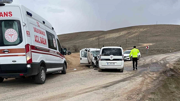 Malatya'da feci kaza: İki otomobil kafa kafaya çarpıştı: 4 yaralı