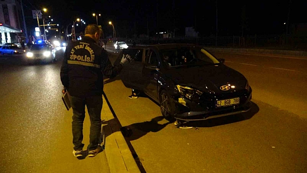 Malatya'da yolun karşısına geçmeye çalışırken iki araç birden çarptı